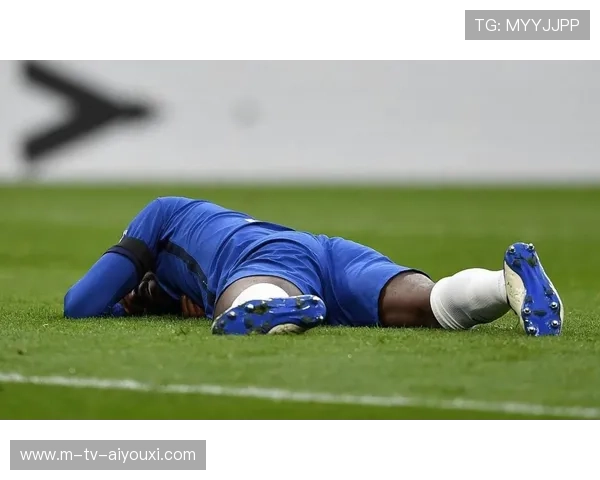 武汉三镇菲尔米诺拦截后起脚远射，门将飞身扑出